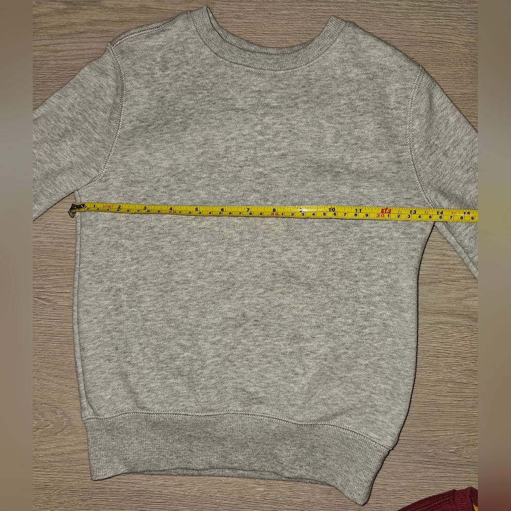Amazon Essentials Boys and Toddlers' Fleece Crew-Neck Sweatshirts, Multipacks - Picture 6 of 9